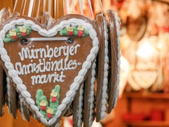 Gingerbread heart with white frosting saying Nürnberger Christkindlesmarkt